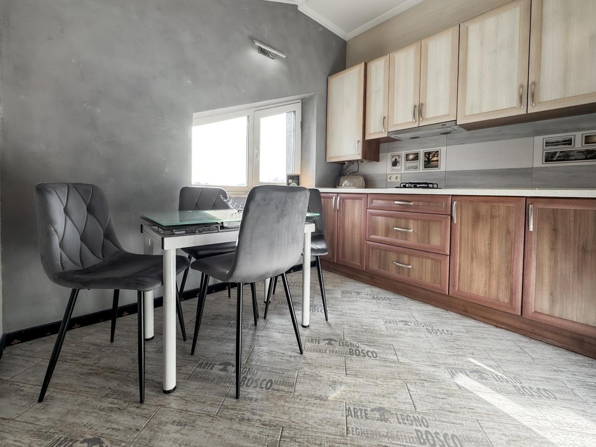 Apartments On Zaliznychna 49 Ivano-Frankivsk Ngoại thất bức ảnh
