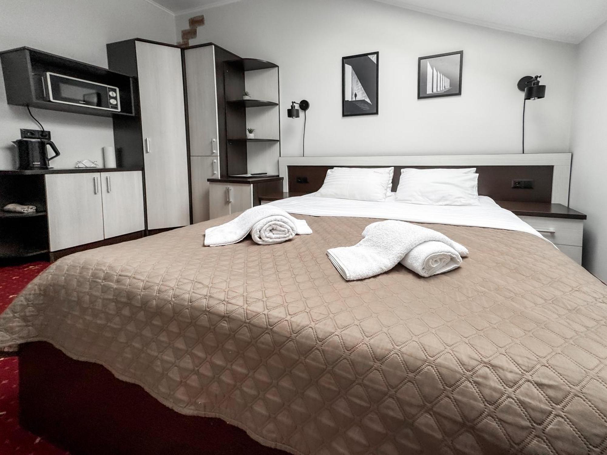 Apartments On Zaliznychna 49 Ivano-Frankivsk Ngoại thất bức ảnh
