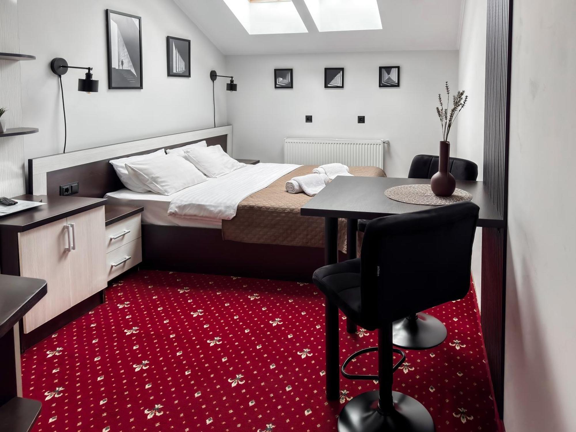 Apartments On Zaliznychna 49 Ivano-Frankivsk Ngoại thất bức ảnh
