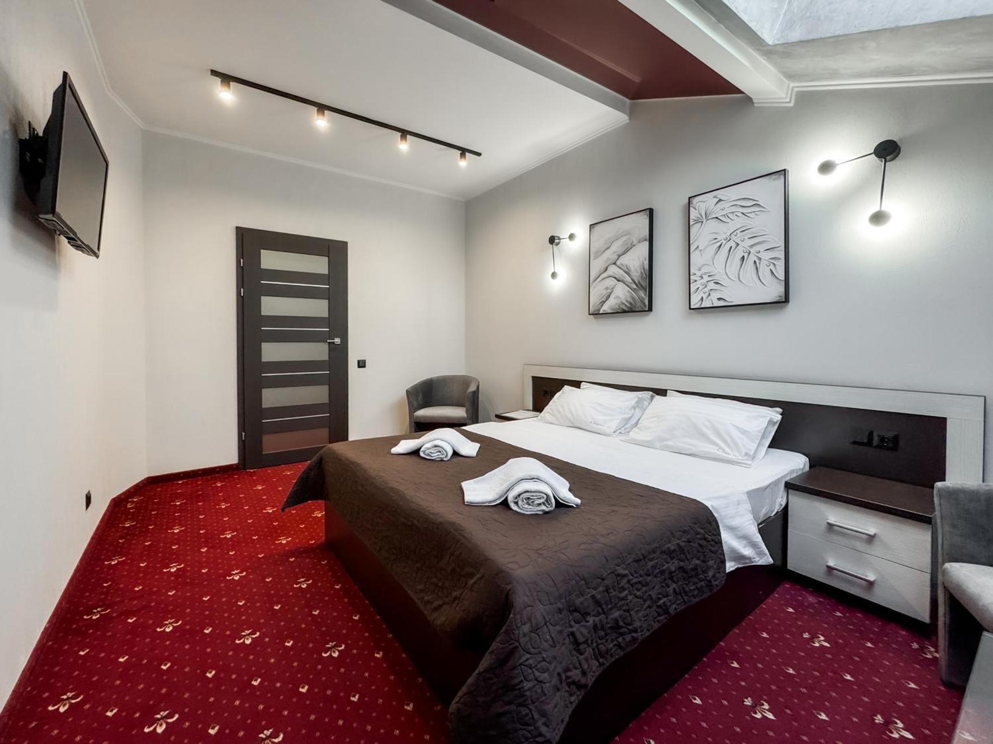 Apartments On Zaliznychna 49 Ivano-Frankivsk Ngoại thất bức ảnh